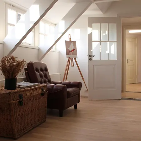 Apartamento Cozy Penthouse In Town Wall